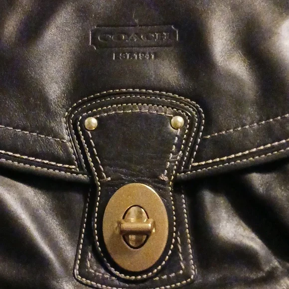 Vintage Coach black leather saddle bag with brass turn-lock clasp and hardware. - Picture 2 of 7